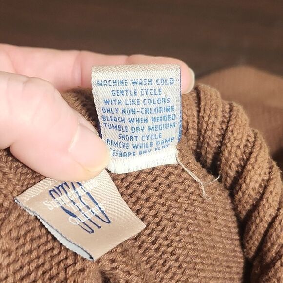 Asymmetrical turtleneck long sleeve sweater - Picture 8 of 8